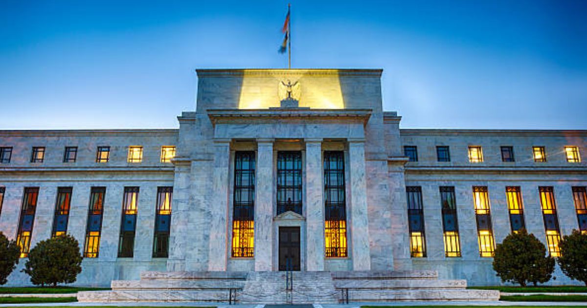 Fachada do Federal Reserve nos EUA, para simbolizar que o Fed mantém juros altos