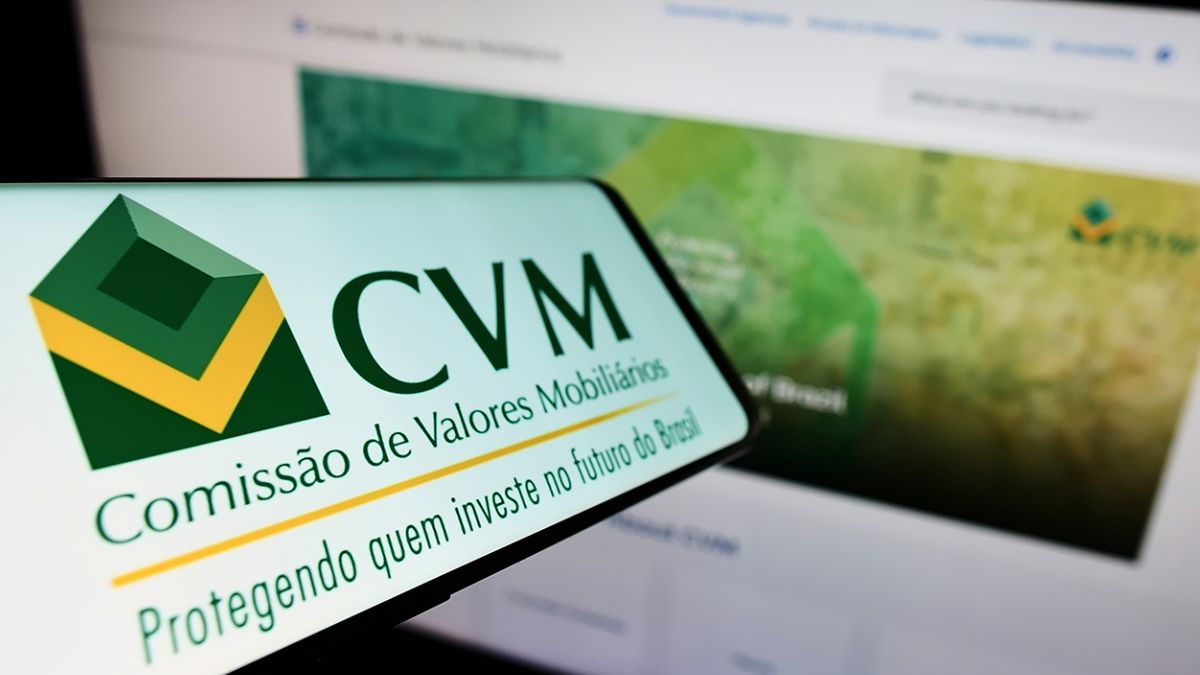 Tela do smartphone exibindo o logotipo da CVM, simbolizando o fim da obrigatoriedade do relatório ESG