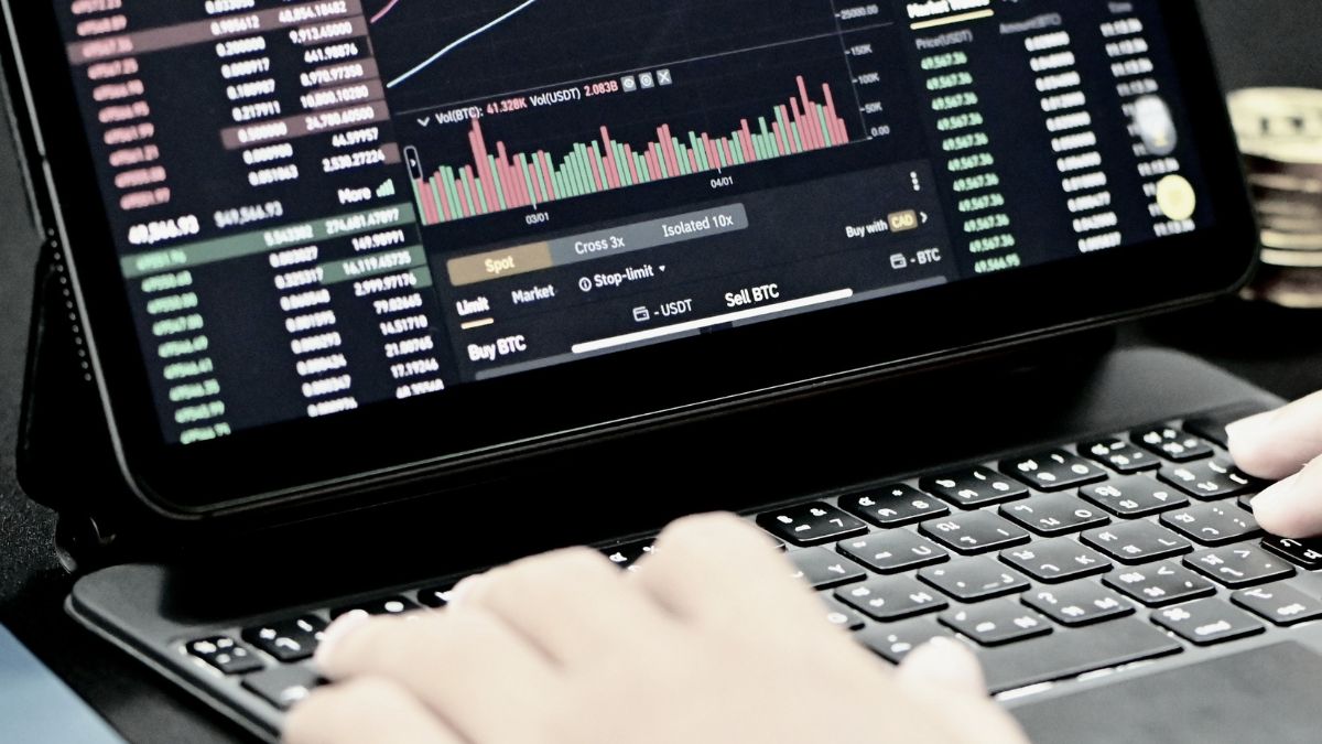 Investidor acompanhando mercado financeiro através do laptop, simbolizando a emissão do Boletim Focus de 13 de julho