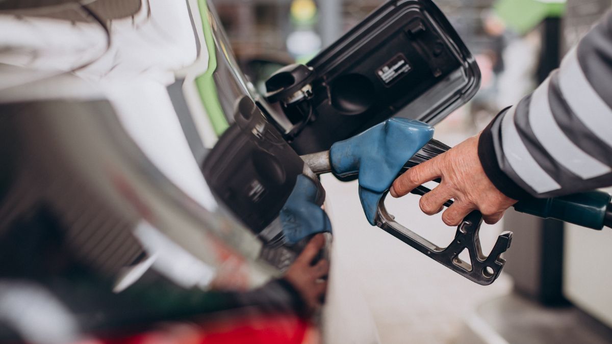 Consumidor enchendo o tanque de gasolina, simbolizando que o governo mantém o subsídio diante da instabilidade geopolítica