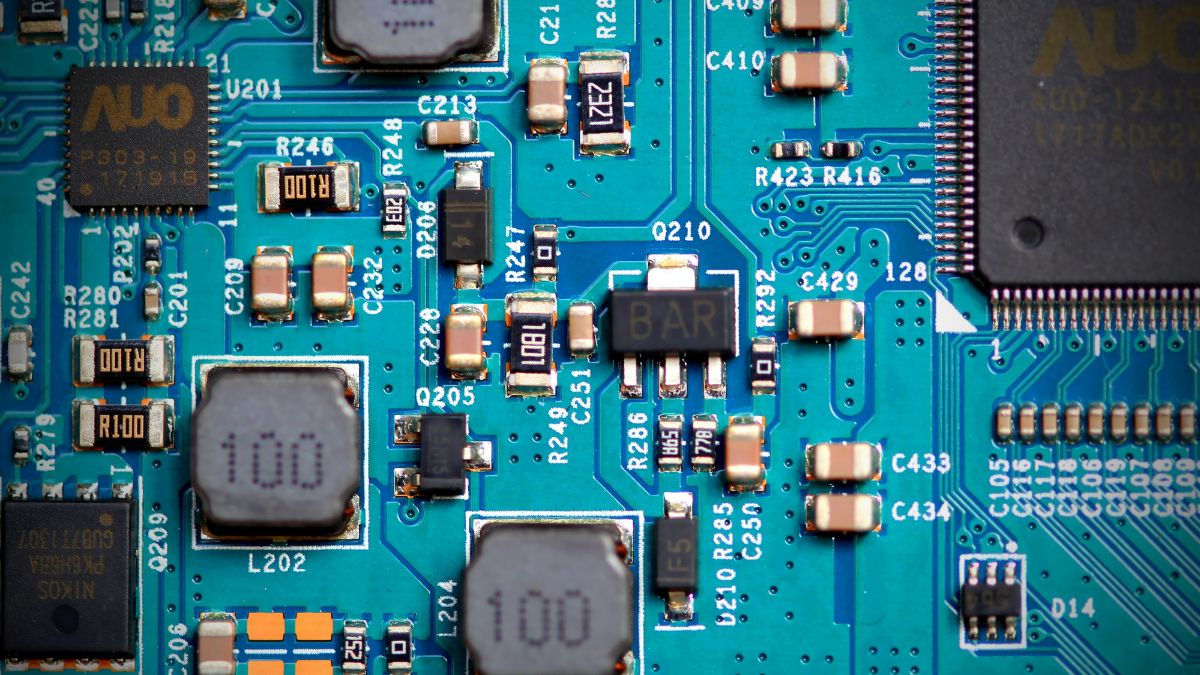 Placa de circuito, simbolizando que os hubs de inovação acadêmica estão redefinindo a infraestrutura tecnológica do país