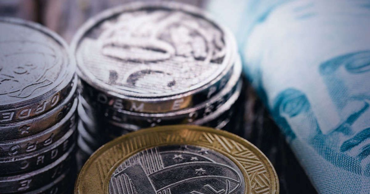 Moedas e notas de Real brasileiro, para simbolizar a divulgação do IGPD-DI de junho de 2026 pela FGV