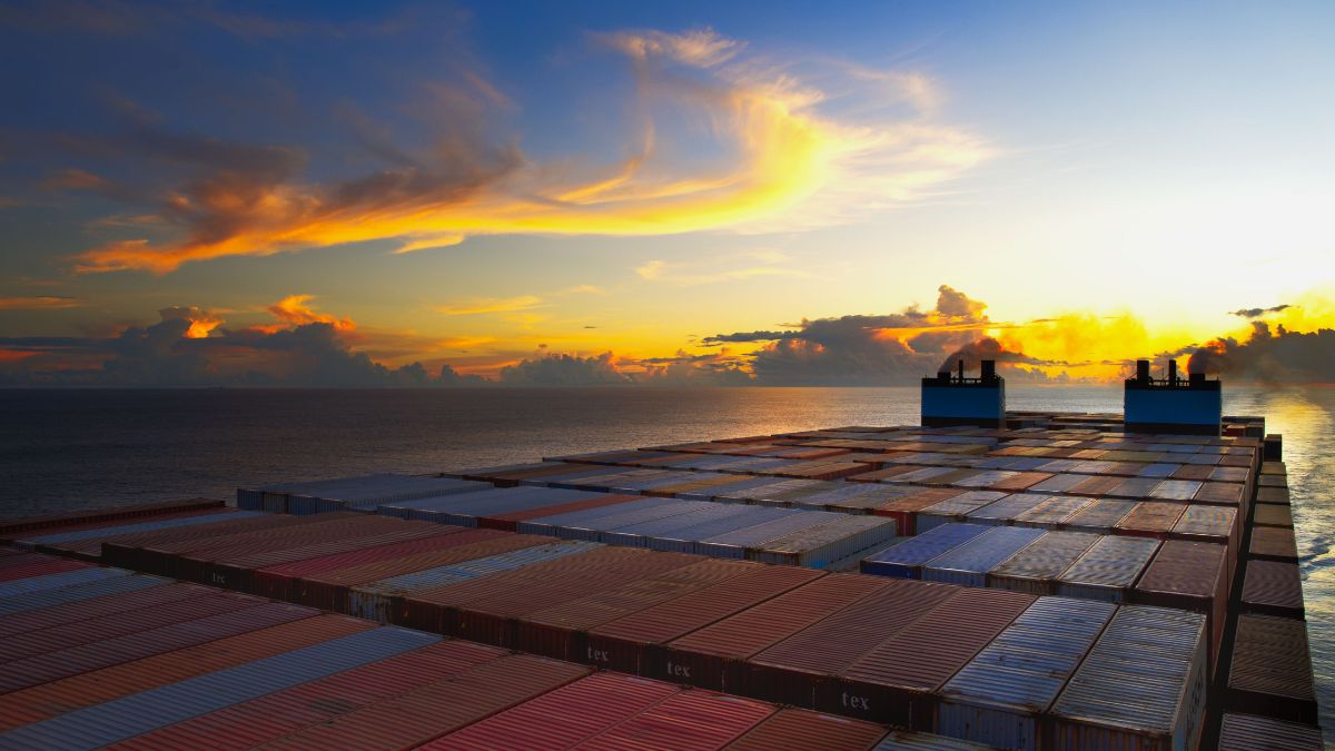 Navio cargueiro em alto mar, simbolizando o impacto das tensões geopolíticas no preço do petróleo