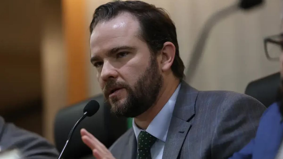 Ministro Dario Durigan apresentando a proposição de adiamento do imposto seletivo para a partir de 2028