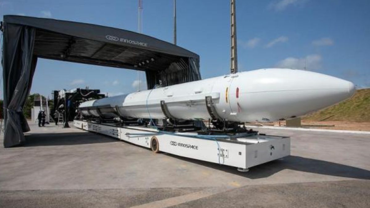 Centro Espacial de Alcântara, simbolizando uma janela de oportunidade global através das negociações do Governo Federal para atrair grandes investimentos