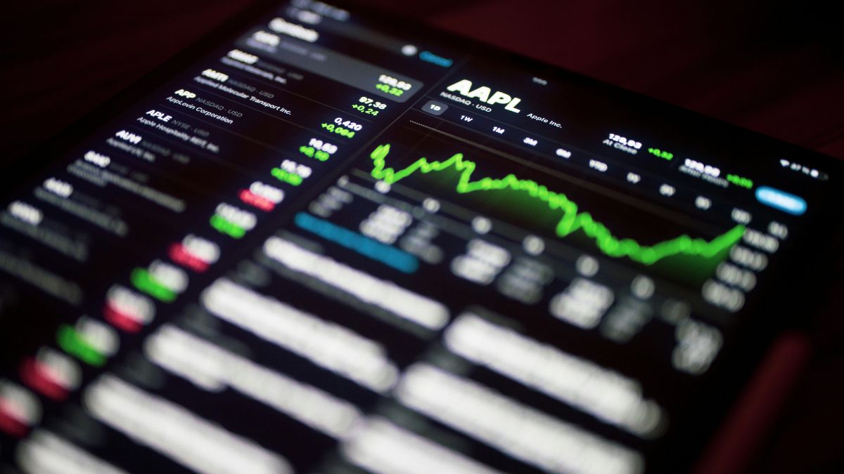 Tablet com painel financeiro, para simbolizar que a busca corporativa por investir em Tesouro IPCA+ atingiu um novo patamar de relevância