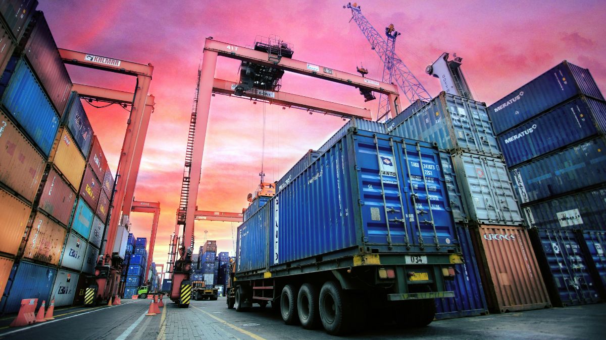 Containers em porto simbolizando que o Governo Federal vai acionar a Lei de Reciprocidade em resposta à imposição de tarifas de 25% dos EUA