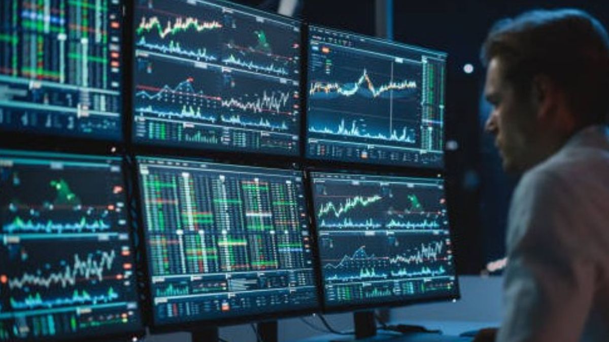 Analista financeiro realizando gestão de risco cambial inflacionária no mercado financeiro