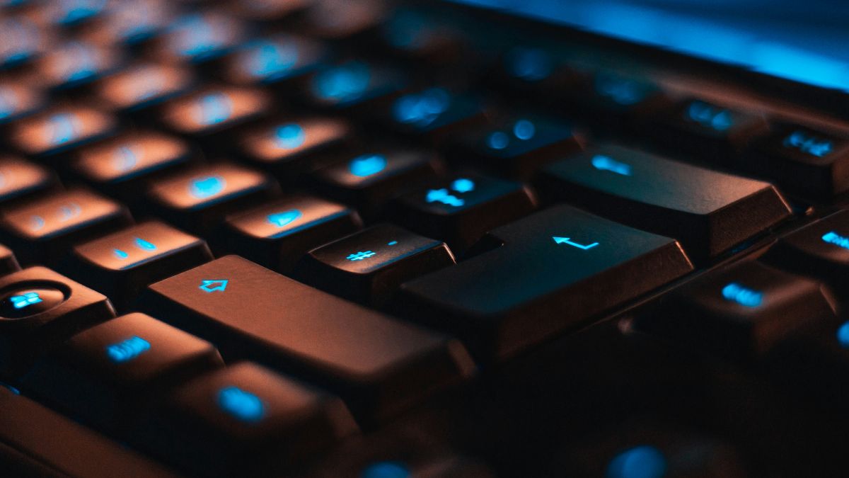 Detalhe das teclas de um computador, instrumento de trabalho das empresas que vão ter que adequar ao split payment na reforma tributária.