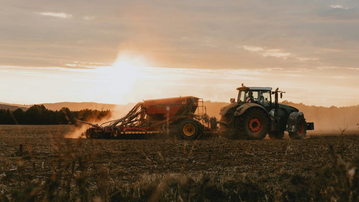 Maquinário agrícola simbolizando as contestações ao plano de tarifas para o agronegócio EUA Brasil 2026