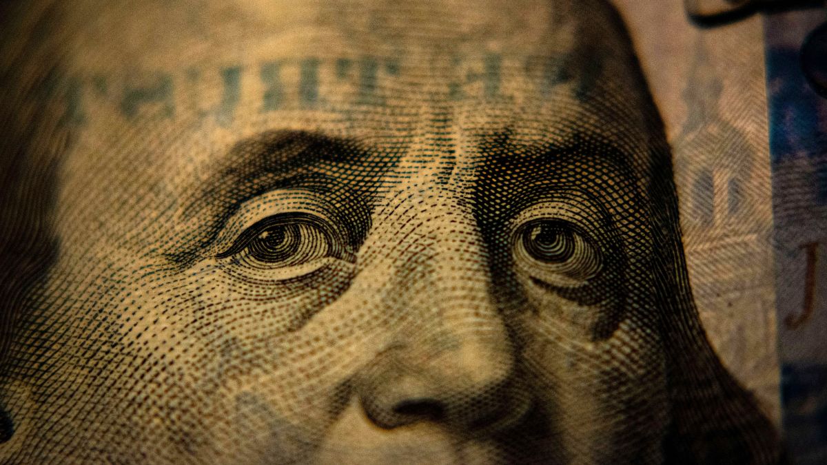Detalhe de uma nota de dólar em close, simbolizando que o Bank of America projeta valorização da moeda para o segundo semestre