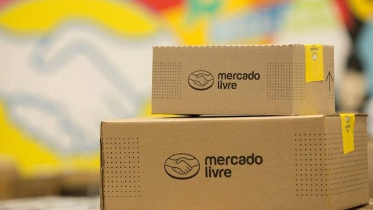 Pacotes do Mercado Livre, simbolizando que as ações da empresa estão pressionadas em Wall Street por causa das incentezas no Brasil