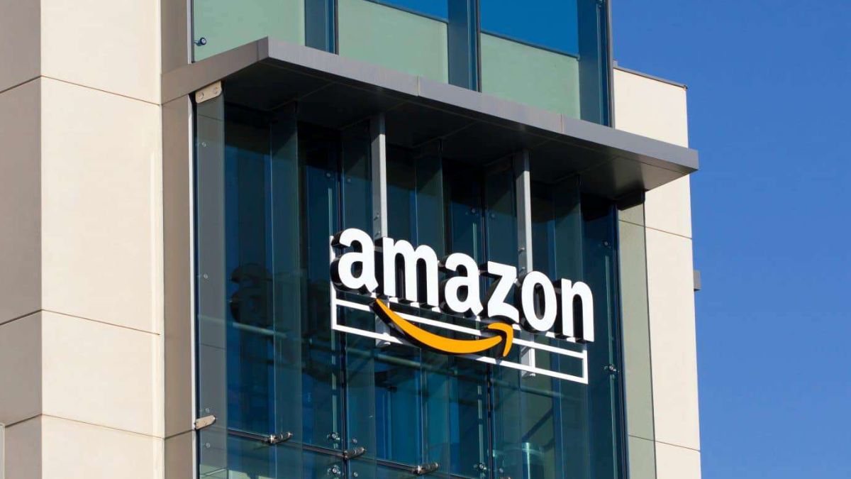 Fachada de prédio com a logomarca da Amazon, simbolizando que a companhia lançou nova linha de tablets com Android e Alexa+
