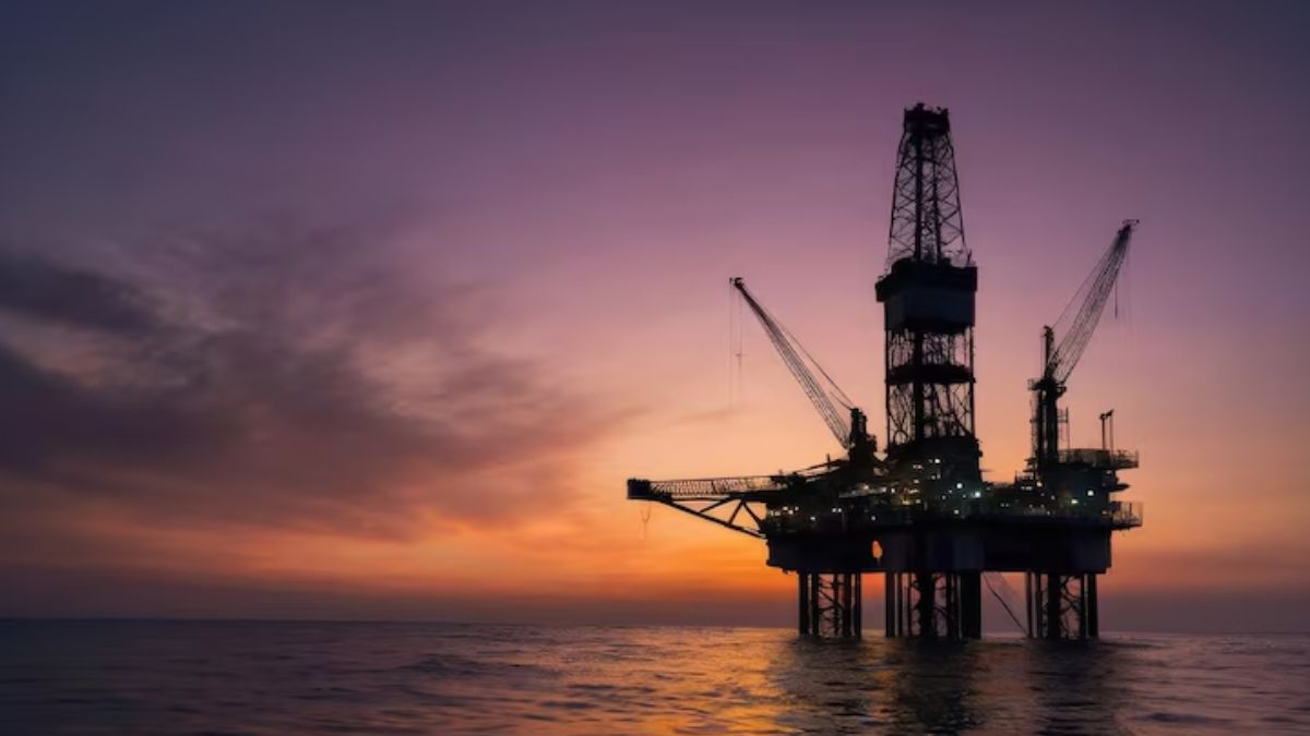 Extratora de petróleo em alto mar, simbolizando que a arrecadação de petróleo e gás encorpa o caixa da União