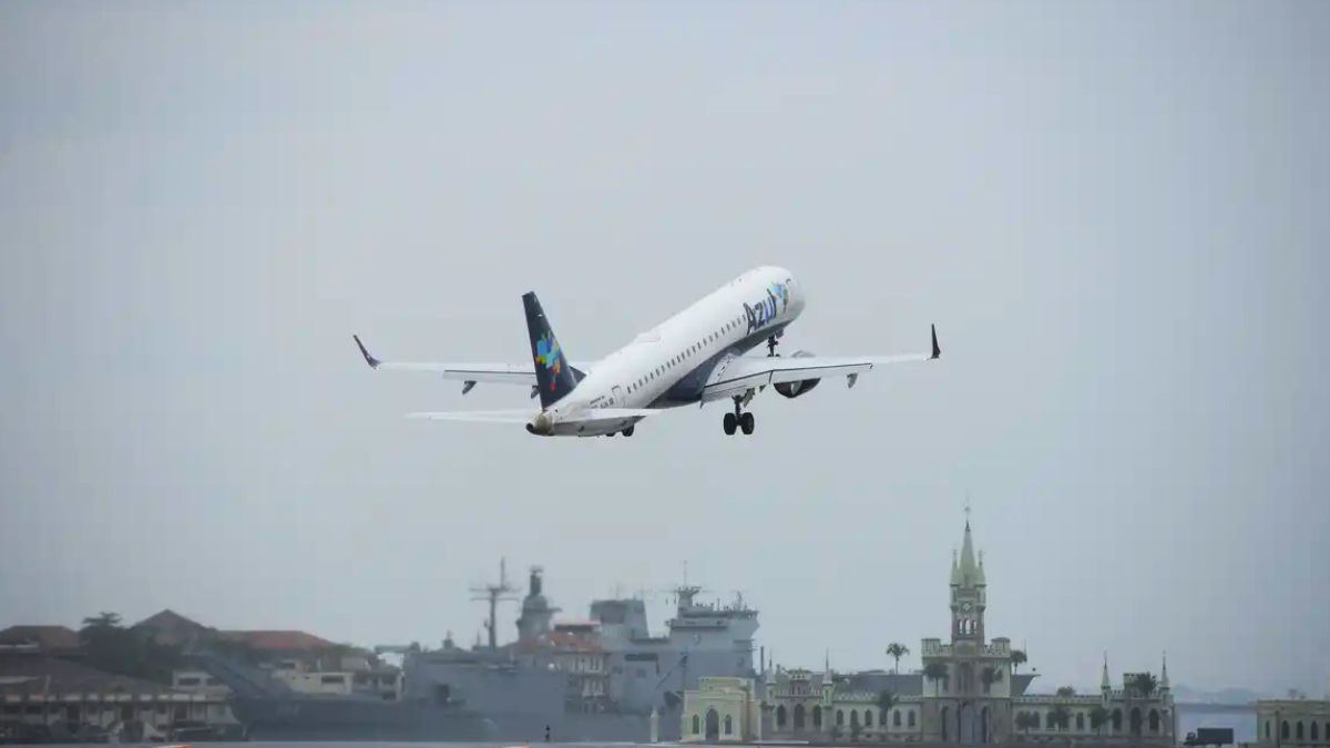 Avião no ar, simbolizando que aviação civil brasileira está buscando metas de querosene verde e combustíveis sustentáveis