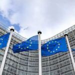 Bandeiras da da União Europeia em frente ao prédio oficial do Banco Central Europeu, simbolizando que o BCE mantém juro a 2,50% ao ano