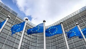 Bandeiras da da União Europeia em frente ao prédio oficial do Banco Central Europeu, simbolizando que o BCE mantém juro a 2,50% ao ano