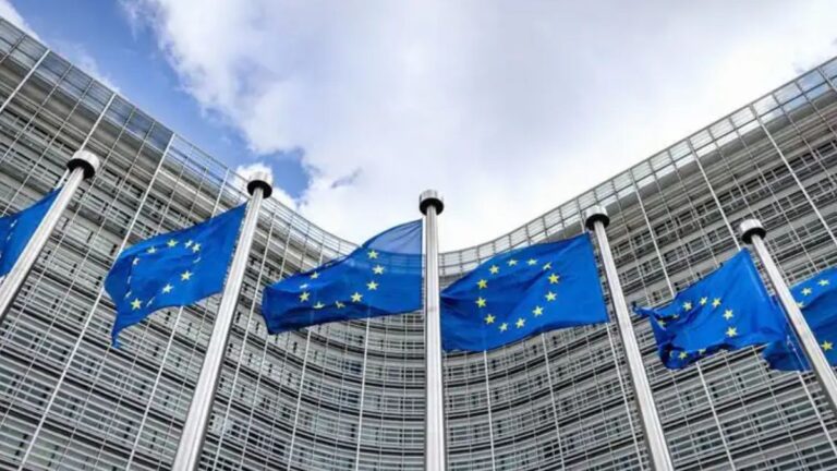 Bandeiras da da União Europeia em frente ao prédio oficial do Banco Central Europeu, simbolizando que o BCE mantém juro a 2,50% ao ano