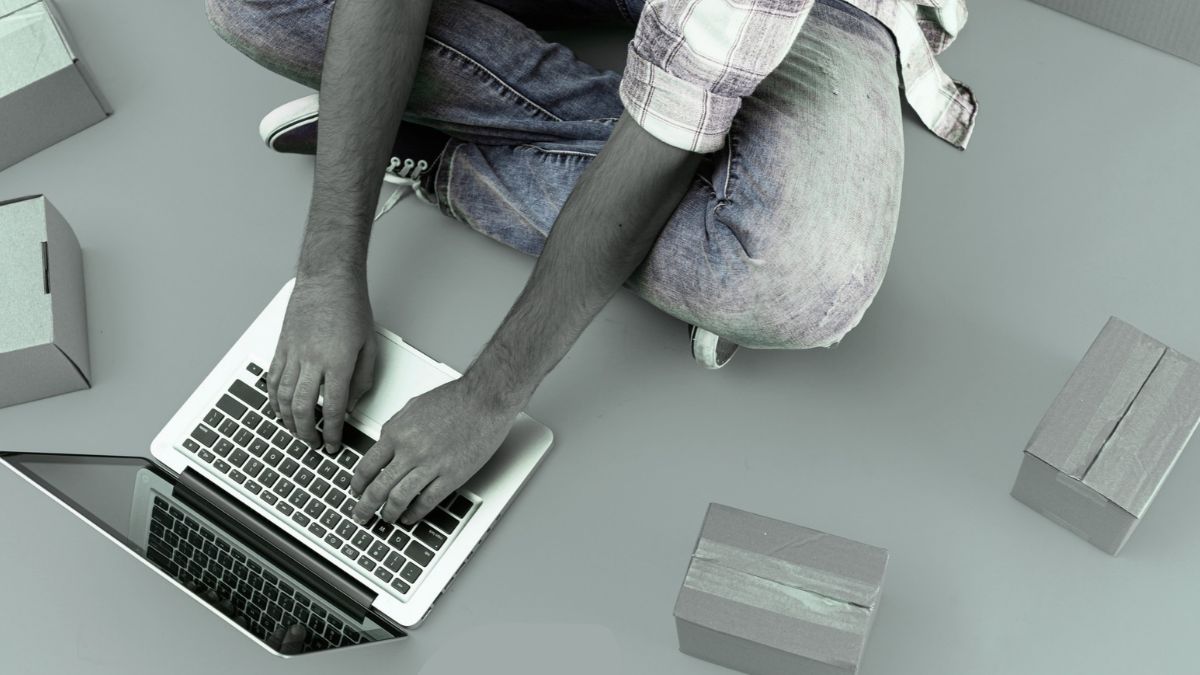 Pessoa fazendo compras pelo computador, para simbolizar que a Black Friday 2026 deve bater recorde de compras no e-commerce, segundo projeções de analistas