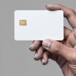 Mão segurando cartão de crédito, para simbolizar que o crédito divulgado pelo Banco Central chega a R$ 74 trilhões em setembro no Brasil