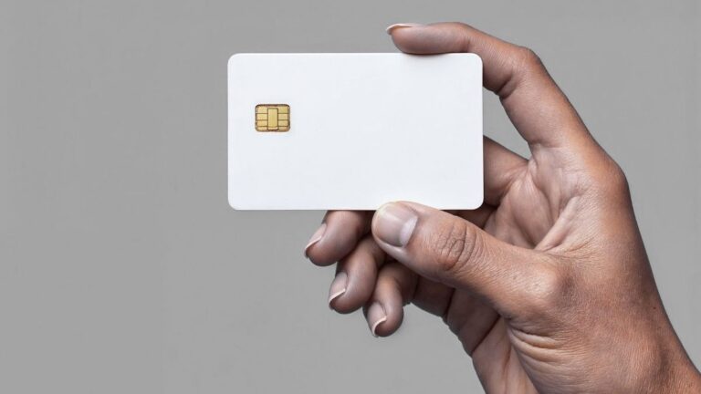 Mão segurando cartão de crédito, para simbolizar que o crédito divulgado pelo Banco Central chega a R$ 74 trilhões em setembro no Brasil