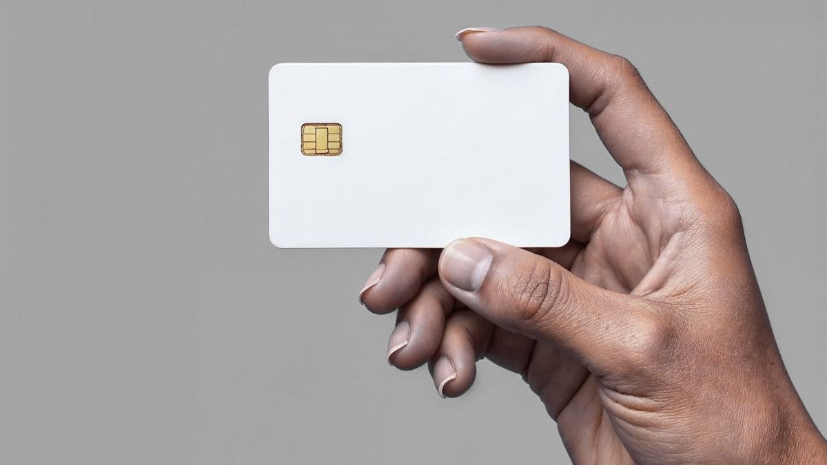 Mão segurando cartão de crédito, para simbolizar que o crédito divulgado pelo Banco Central chega a R$ 74 trilhões em setembro no Brasil