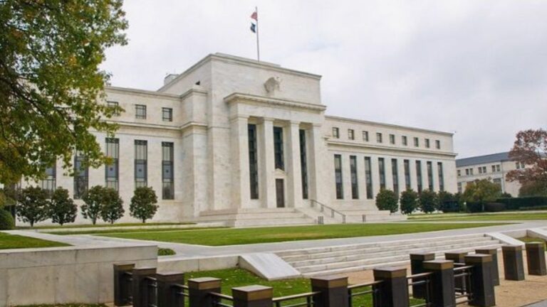 Prédio do Federal Reserve, simbolizando que os juros do Fed, a serem anunciados nesta quarta, pressionam os ativos do Brasil
