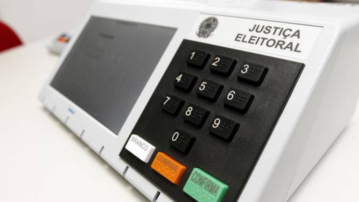 Urna eletrônica representando o desafio fiscal a ser enfrentado pelo próximo presidente