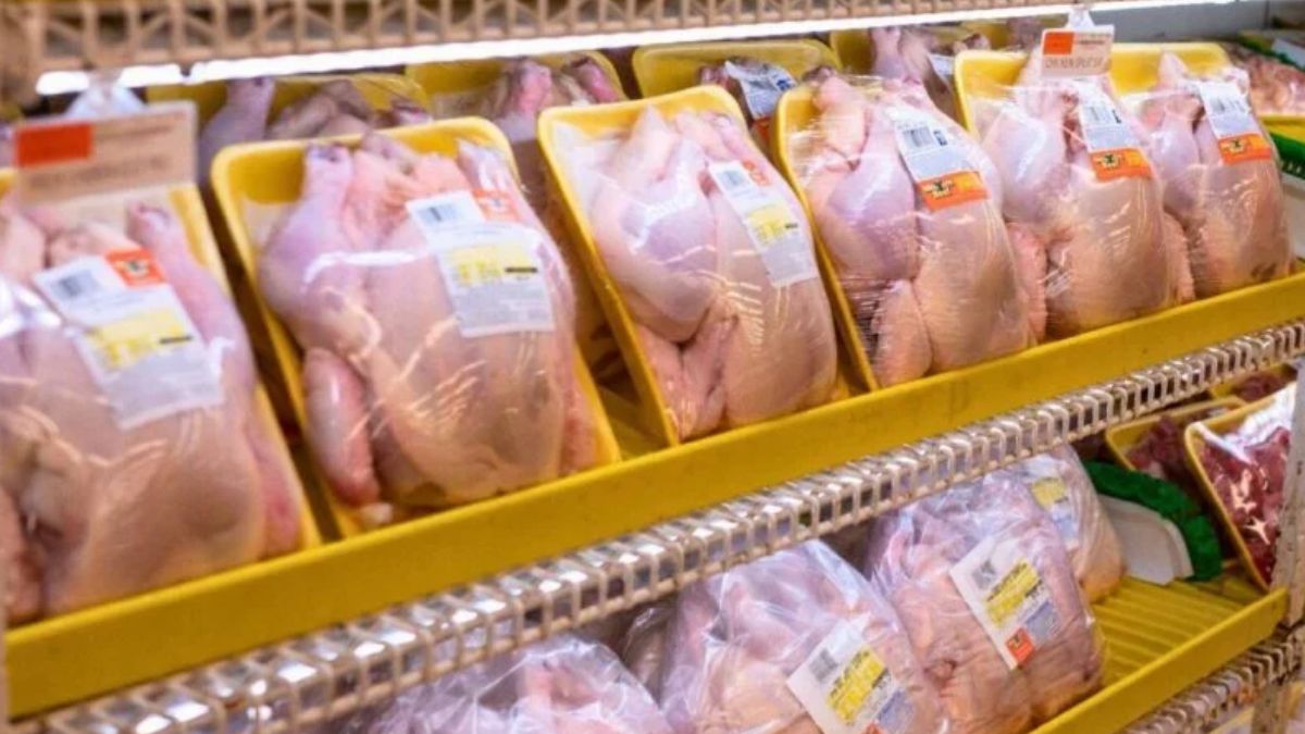 Frangos congelados em prateleiras de supermercado, para simbolizar que a Doença de Newcastle prejudica as exportações aviárias