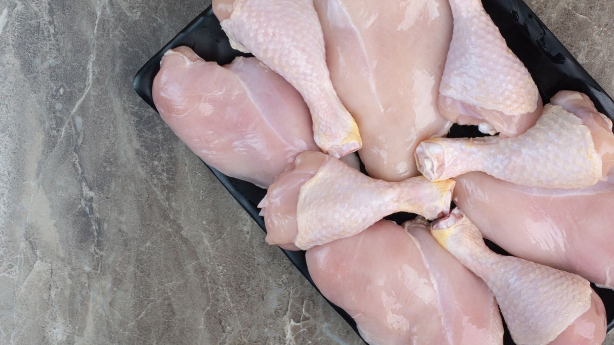 Frango em pedaços, simbolizando que a Doença de Newcastle prejudica exportações de frango brasileiro