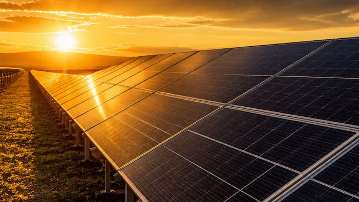 Painel de energia solar, simbolizando que a energia solar combinada com baterias pode reduzir custos e elevar a competitividade do Brasil no setor