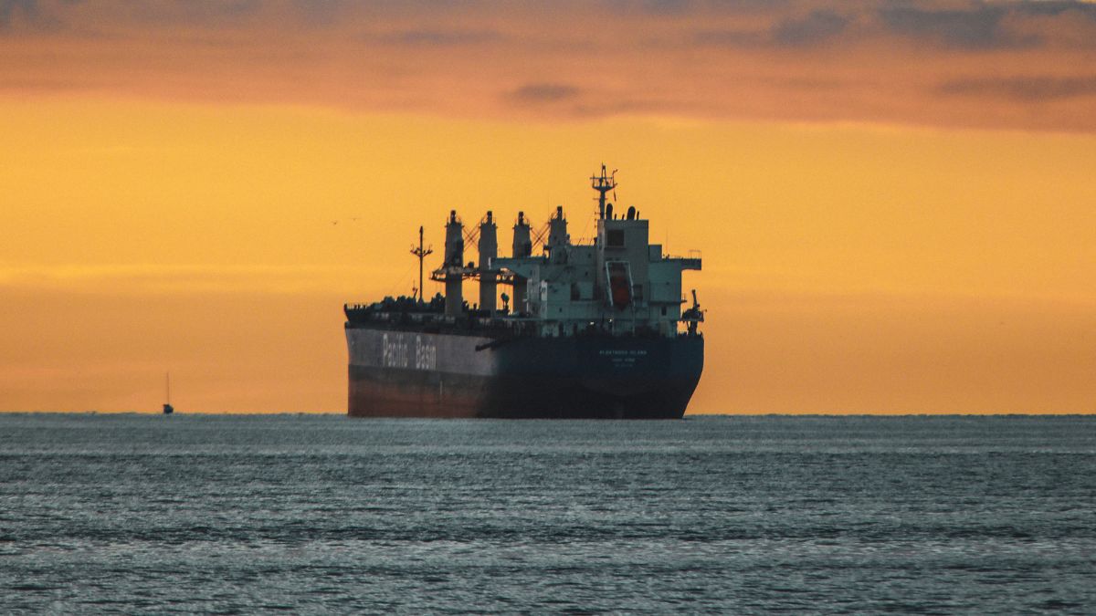 Navio comercial simbolizando que a inserção do etanol na navegação comercial pode abrir o mercado para 20 bilhões de litros até 2030
