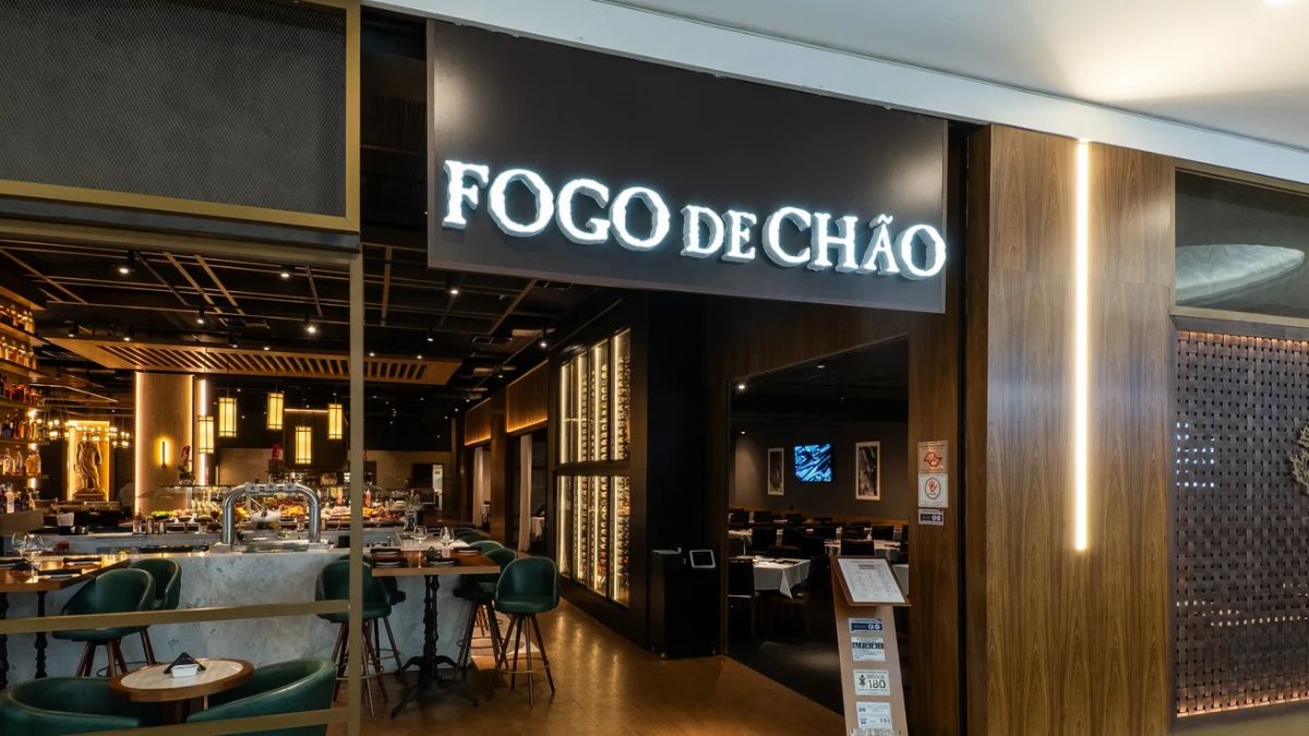 Entrada de uma das churrascarias da rede Fogo de Chão, simbolizando que a empresa uma transformação em seu modelo de negócios