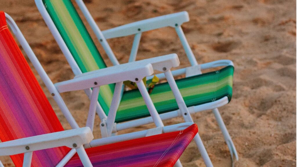 Cadeiras de praia na areia, para simbolizar que os gastos dos turistas estrangeiros bateram recorde, impactando positivamente o setor
