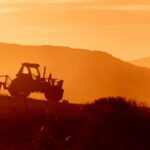 Trator de produção agrícola para simbolizar que o Governo estuda cobrar IOF do LCI, LCA e debêntures, ameaçando o crédito no setor produtivo