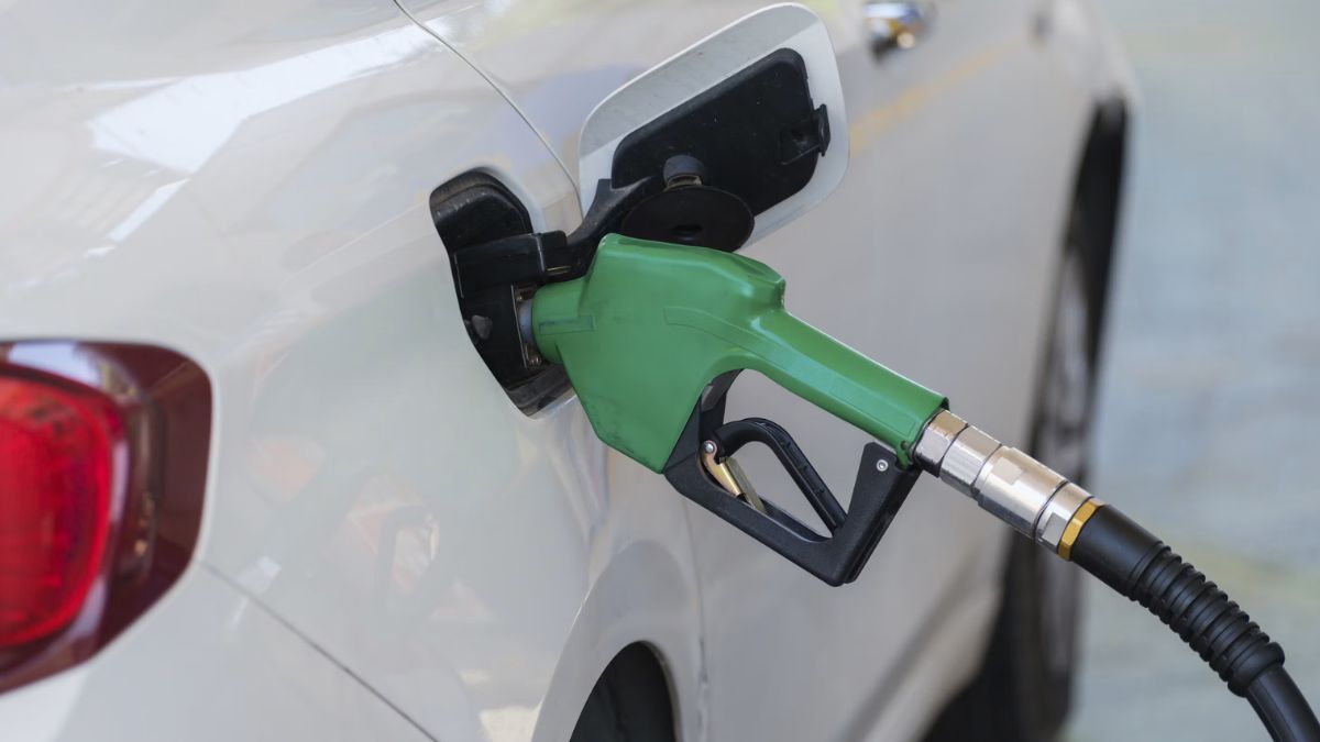 Bomba de diesel simbolizando que o governo federal prorrogou a subvenção do diesel