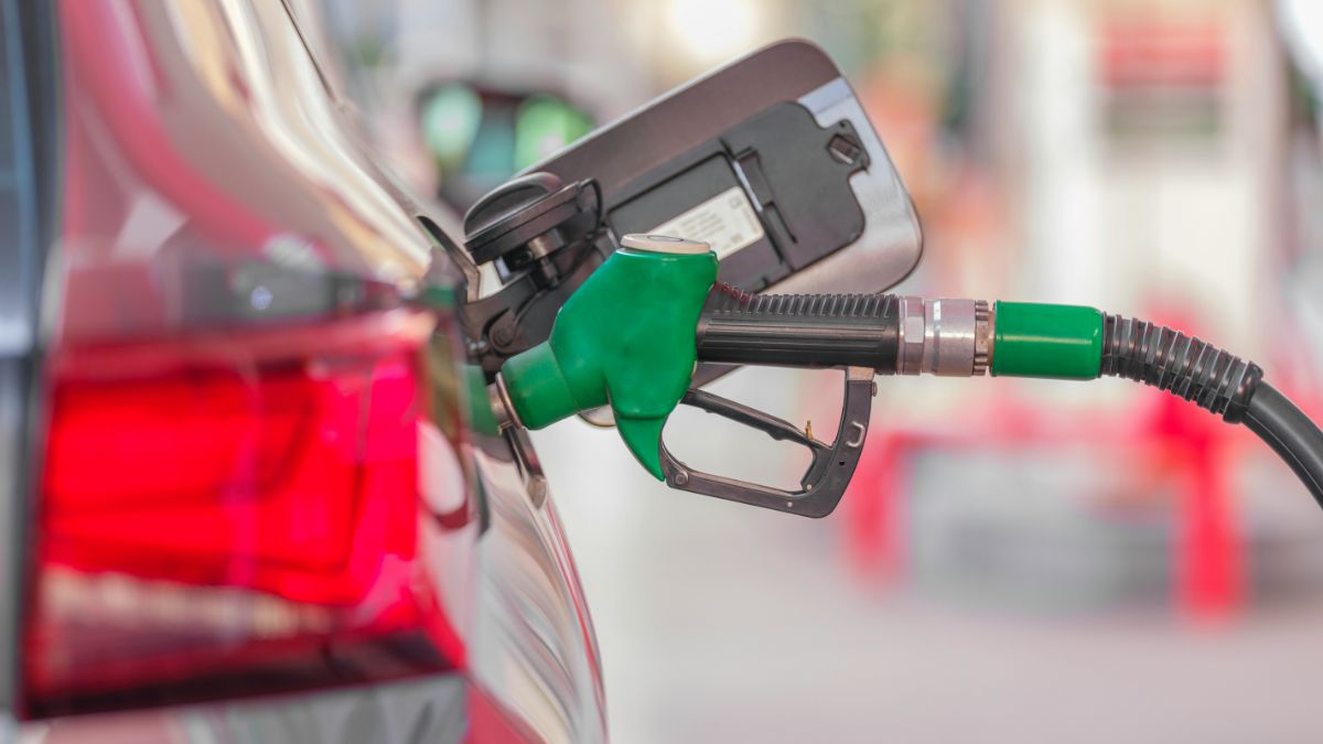 Bomba de gasolina enchendo o tanque de um carro, para simbolizar que o governo federal zera tributos sobre a gasolina