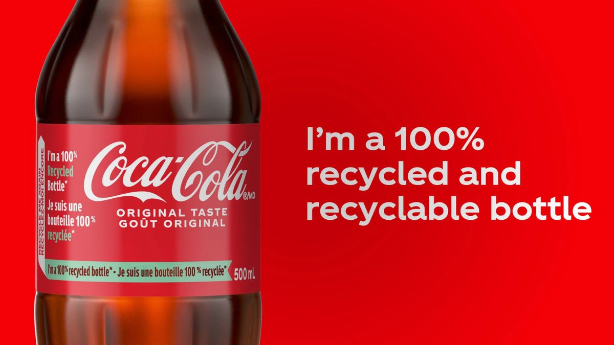 Garrafa de Coca-Cola com dizeres legais sobre reciclarem, simbolizando que a UE luta pelo fim do greenwashing, obrigando garndes marcas a inserirem os dizeres corretos nas embalagens