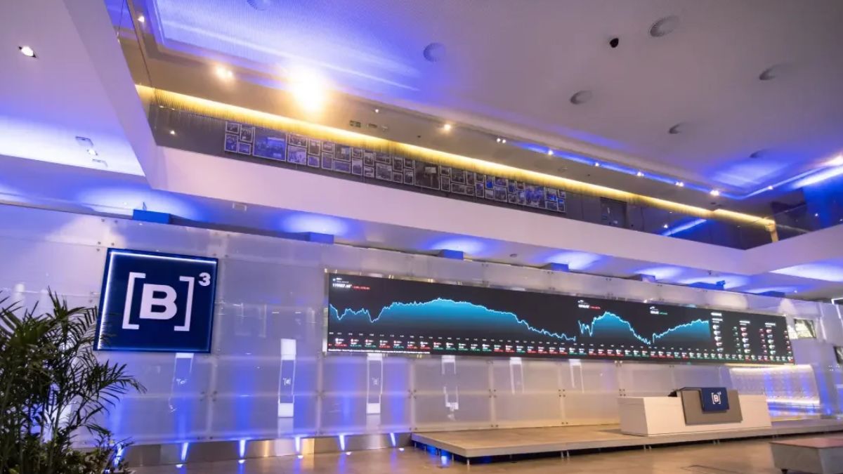 Painel de ações na B3, simbolizando que o Ibovespa oscila entre eleições e balanços corporativos