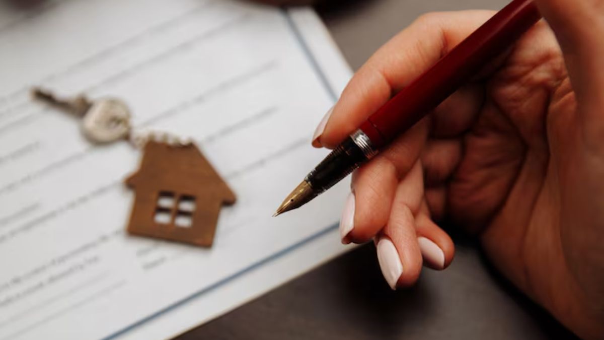 Chave de imóvel sobre contrato, indicando que o IGP-M subiu em outubro, pressionando reajustes de contratos no mercado imobiliário