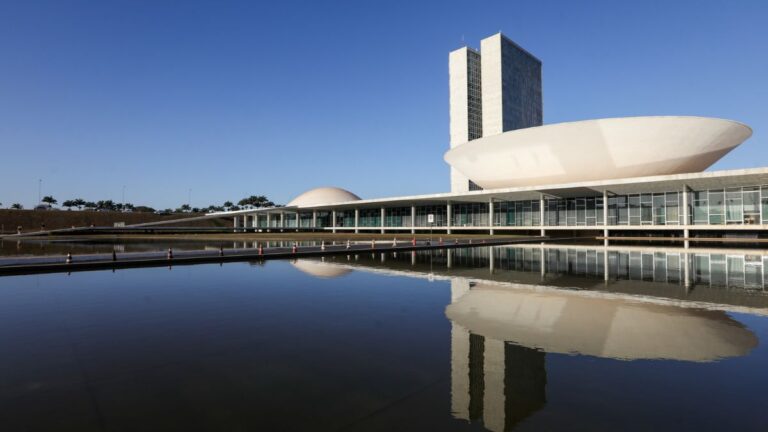Congresso Nacional, simbolizando que incerteza fiscal e movimentos políticos preocupam investidores