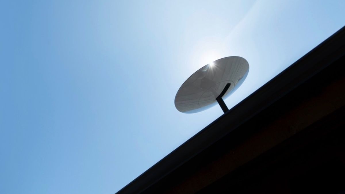 Antena de satélite montada em um telhado, para simbolizar que investimentos da Space X apontam para o lançamento da Starlink Mobile