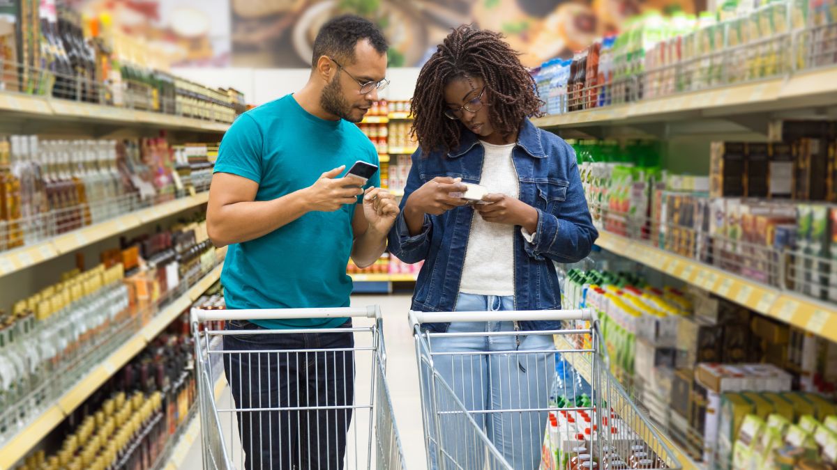 Casal fazendo compras no supermercado, para simbolizar que o IPC-S registrou alívio em outubro, mas cesta básica continua pesando no bolso