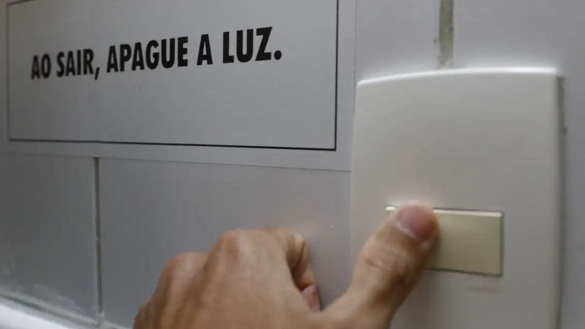 Dedo humano pressionando interruptor de luz, para simbolizar que o IPCA registrou alta, impulsionado pela energia