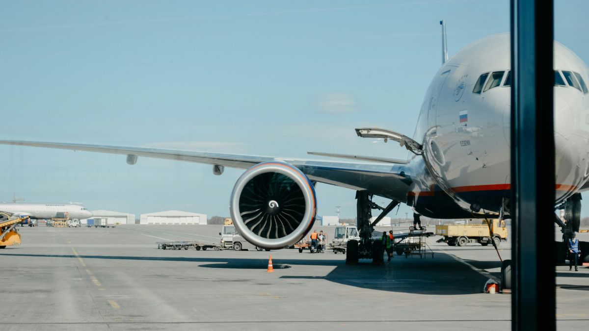 Asa de avião e turbina, representando a reformulação da JetBio no Brasil, que pretende atuar no mercado de biocombustíveis