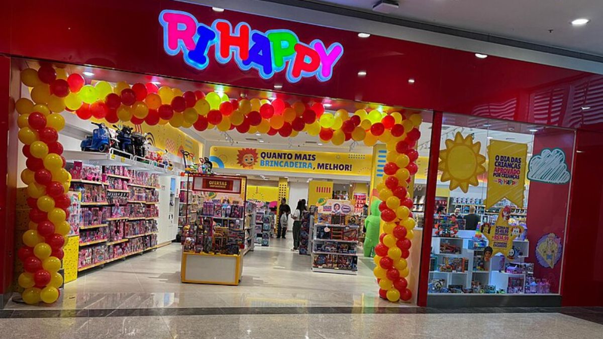 Fachada da loja de brinquedos Ri Happy, para simbolizar que os juros altos no Brasil aceleram recuperação extrajudicial no varejo