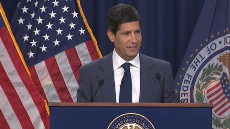 Kevin Warsh em coletiva de imprensa após o lançamento do Boletim FOMC. Presidente do Fed rejeita sinalização dos juros nos EUA