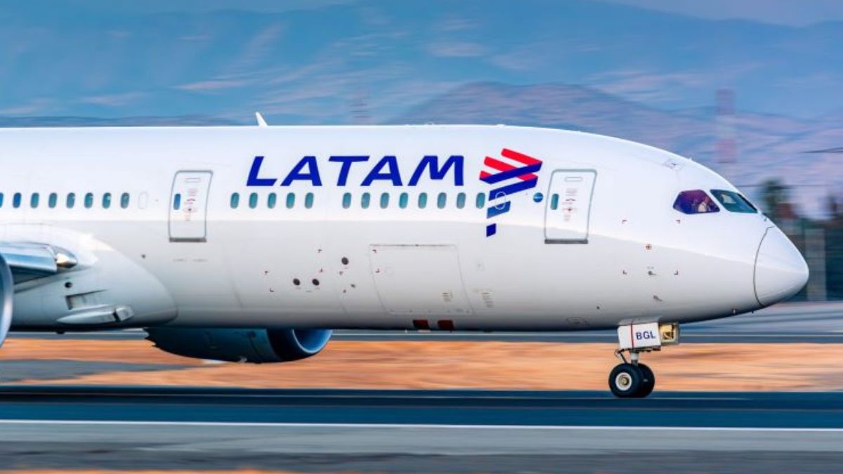 Avião da Latam, simbolizando que empresa anuncia voo direto entre São Paulo e Genebra