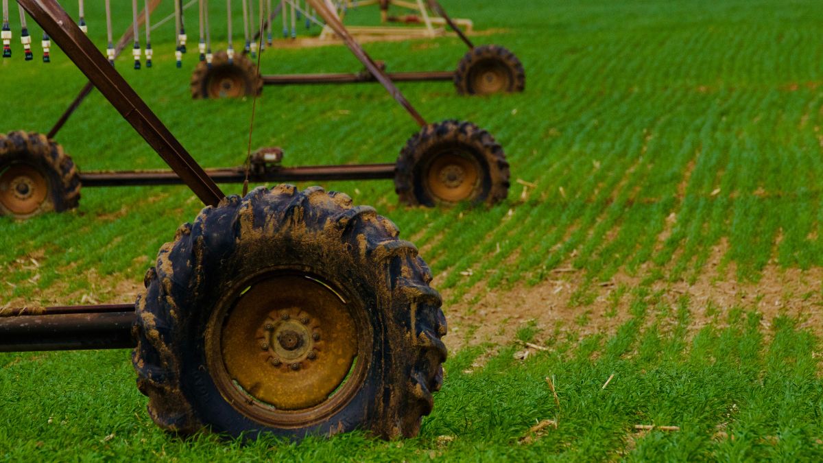 Maquinário agrícola de fertilizantes, simbolizando que a lei de minerais críticos incluiu fertilizantes, fomentando assim, a soberania nacional