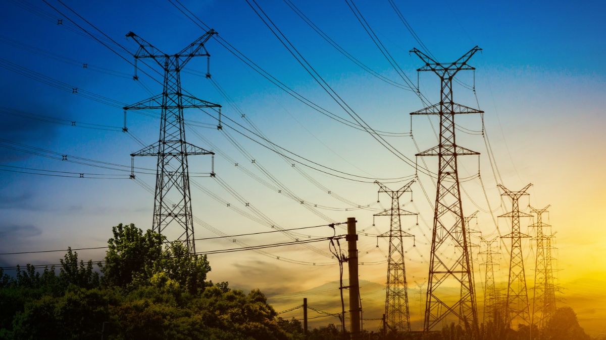 Torres de transmissão de energia elétrica para simbolizar que os leilões da Aneel projetam bilhões em investimentos